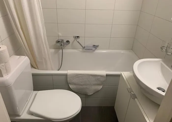 Beautiful 2 Minutes From The Train Station Apartment *