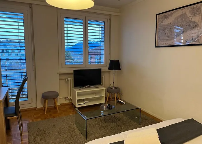 Beautiful 2 Minutes From The Train Station